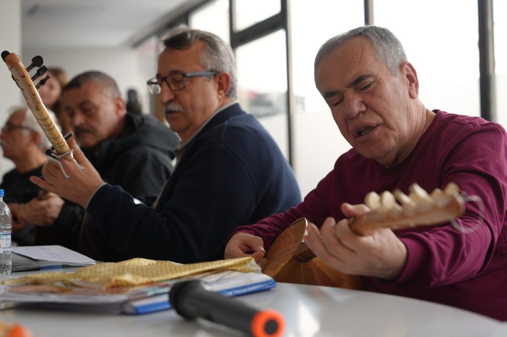 Kıdemli vatandaşlar notalarla bir araya geliyor