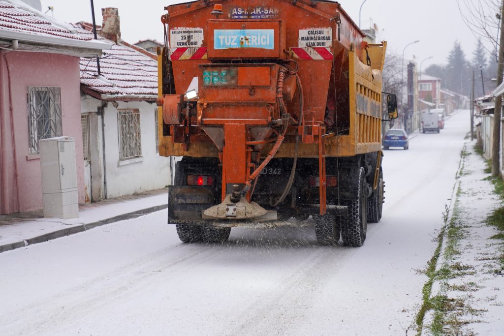 Kar ve buzlanma için 7/24 mücadele ediliyor