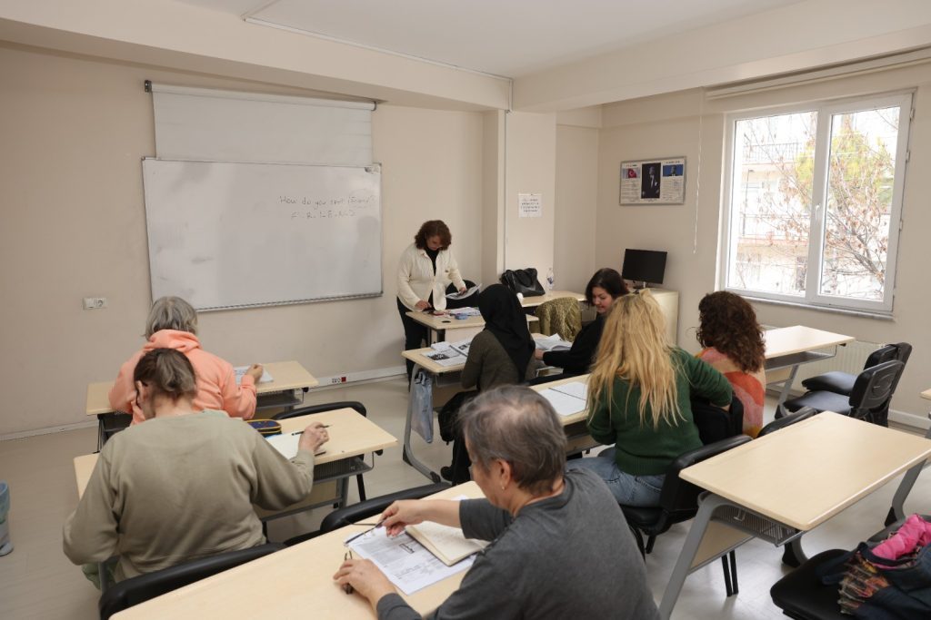 18 Halk Merkezinde kadınlar yeni beceriler kazanıyor
