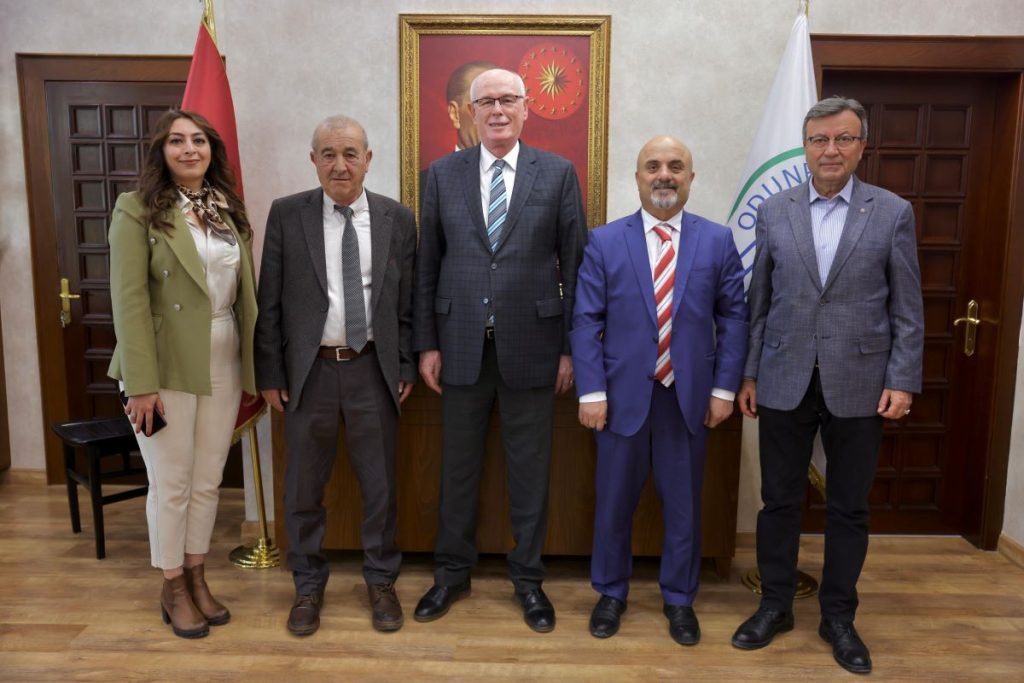 Odunpazarı Muhtarlar Derneği’nden Halk Market’e destek