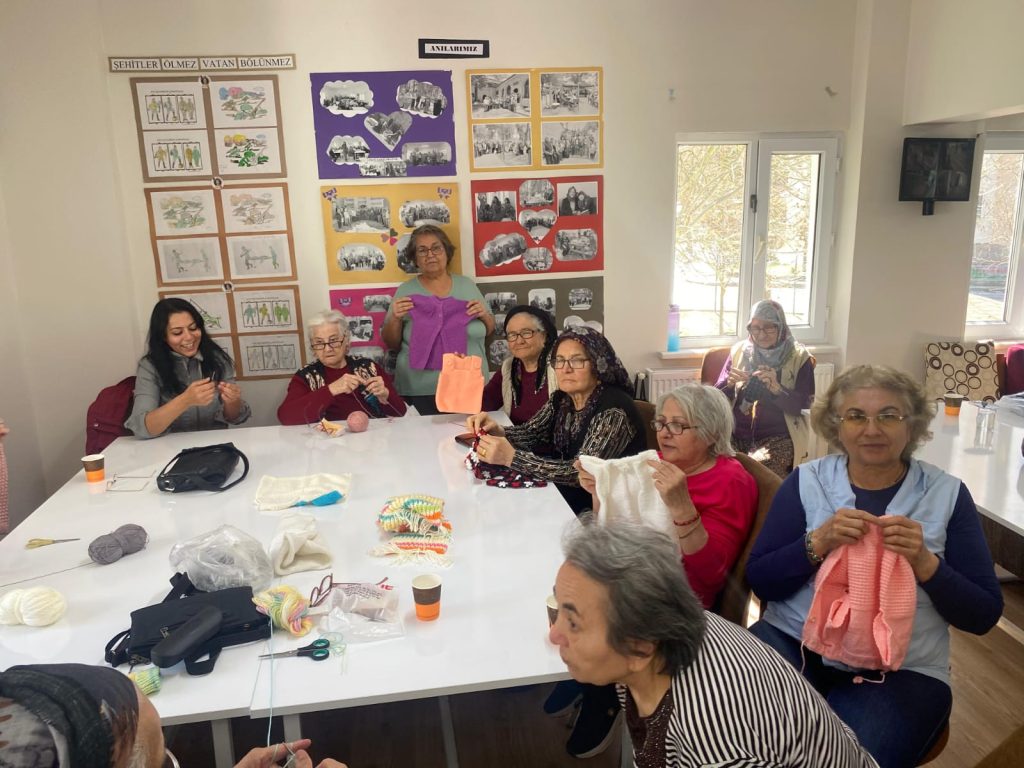 Koca Çınar Yaşam Merkezi sakinleri el örgülerini bayram hediyesi gönderdi