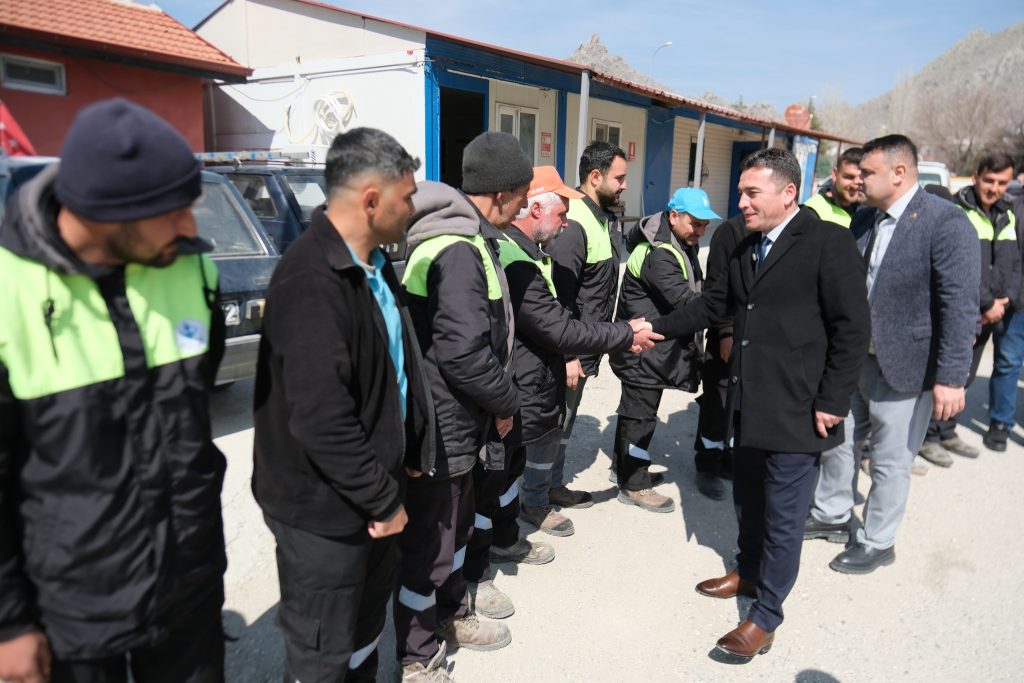 Başkan Dökmeci’den yüzleri güldüren bayram ikramiyesi