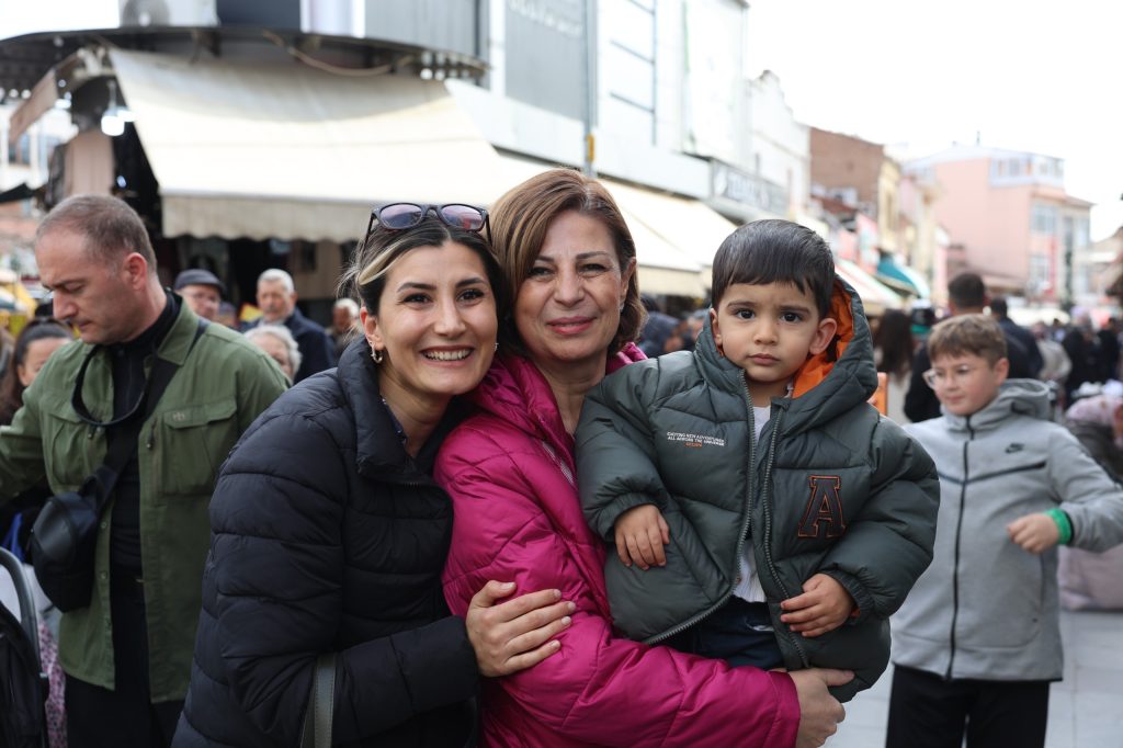Başkan Ünlüce çarşıda bayram coşkusunu paylaştı