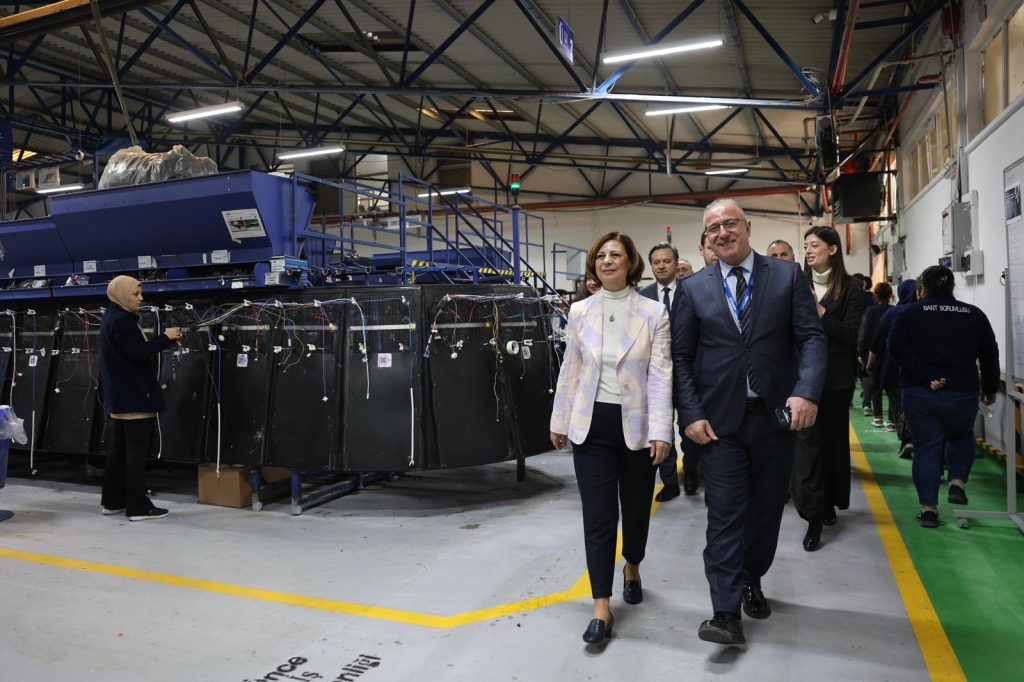 Başkan Ünlüce’den kadın çalışanlara; “Birlikte güçlüyüz”