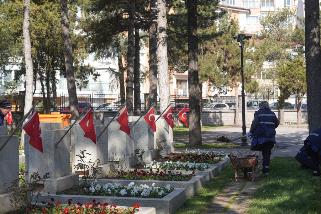 Şehitliklere anlamlı dokunuş