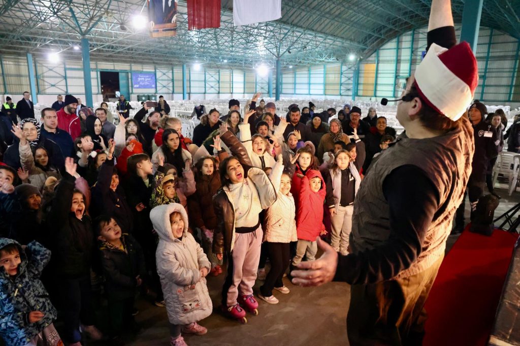 Başkan Kurt 75. Yıl iftarında binlerce vatandaşla bir araya geldi