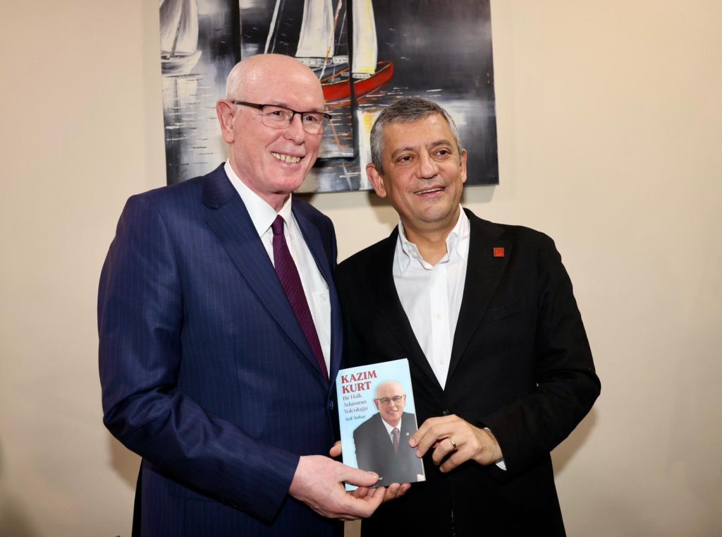 Başkan Kurt’u anlatan kitap CHP Lideri Özel ile buluştu