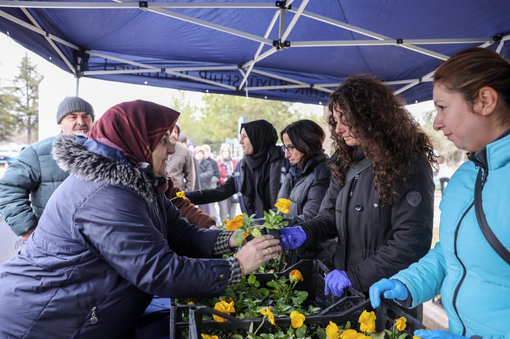Mezarlık ziyaretçilerine on binlerce çiçek dağıtıldı