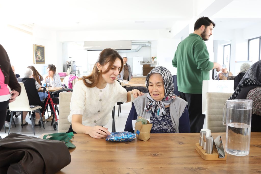 Nesiller bayramlaştı, gönüller bir oldu