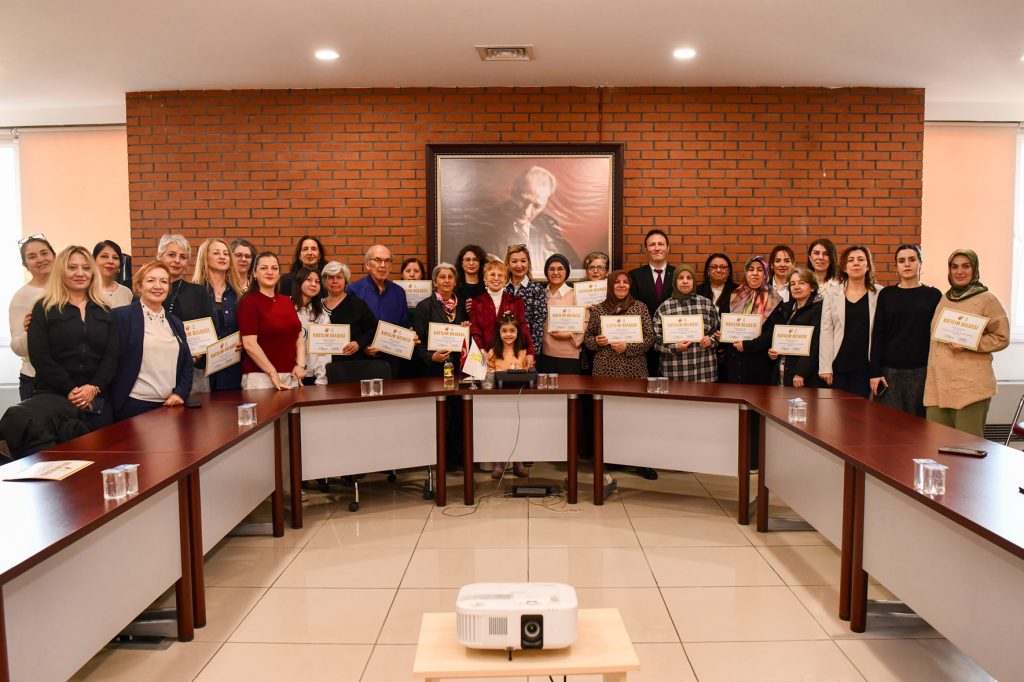 Evde hasta bakımı kursiyerleri belgelerini aldı