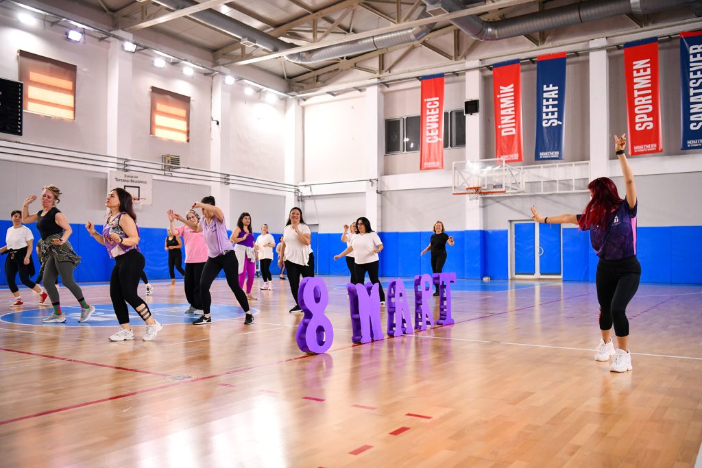 Kadınlar dans ederek spor yaptı