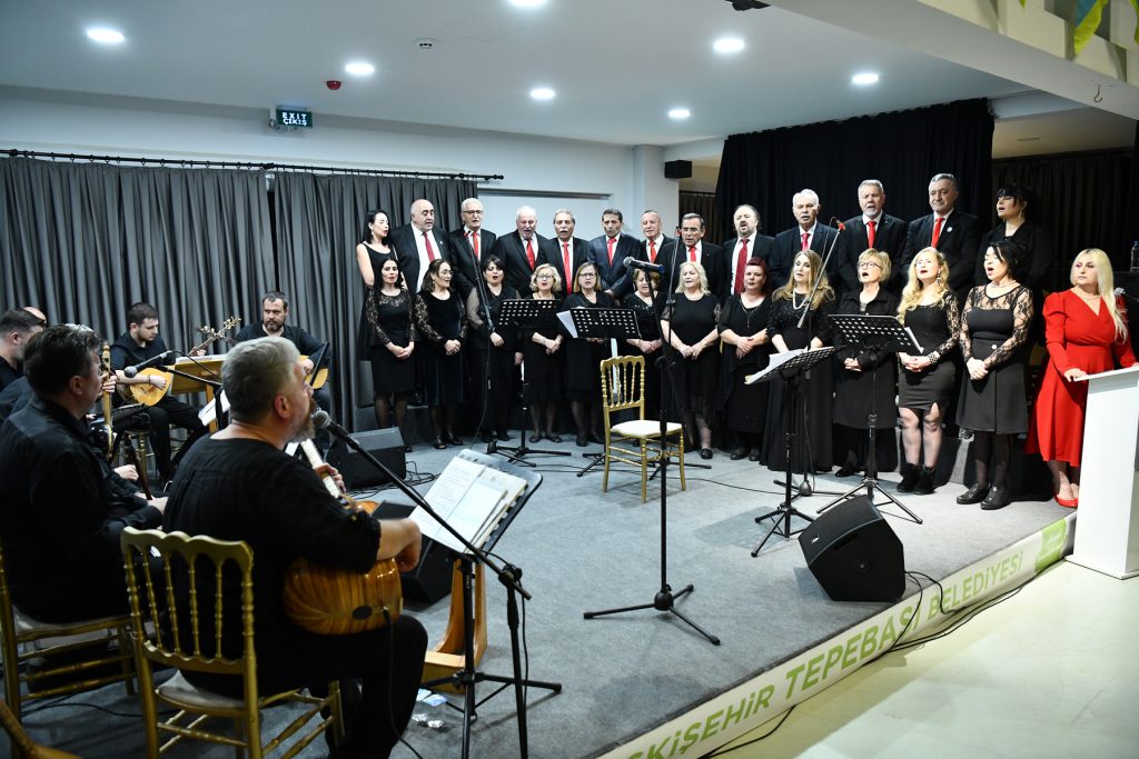 THM Topluluğu türkülerini kadınlar için söyledi