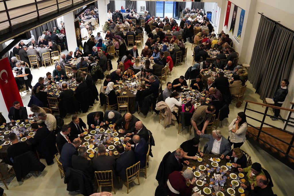 850 bin kişi aynı sofrada iftar yaptı