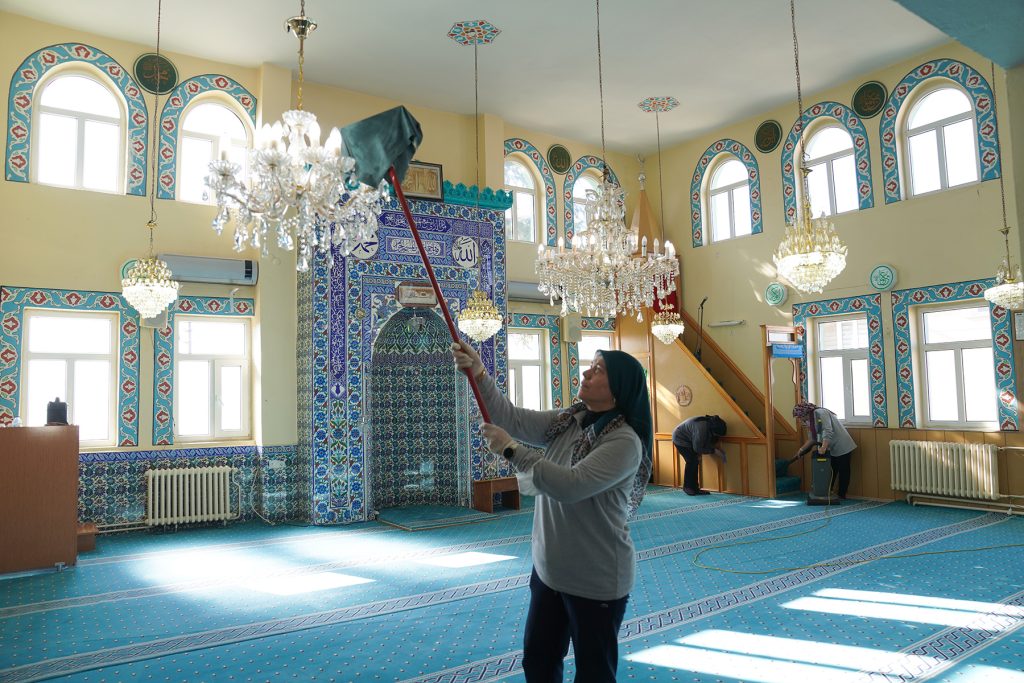 Camilerde bayram temizliği