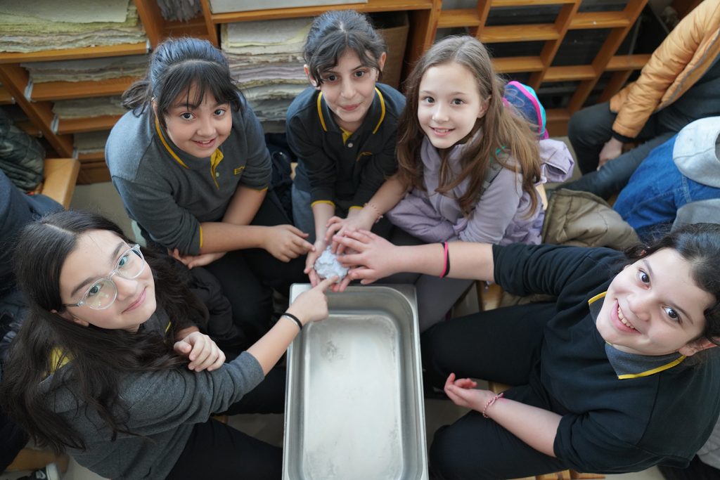 Ortaokul öğrencileri geri dönüşüm hikayesini izledi