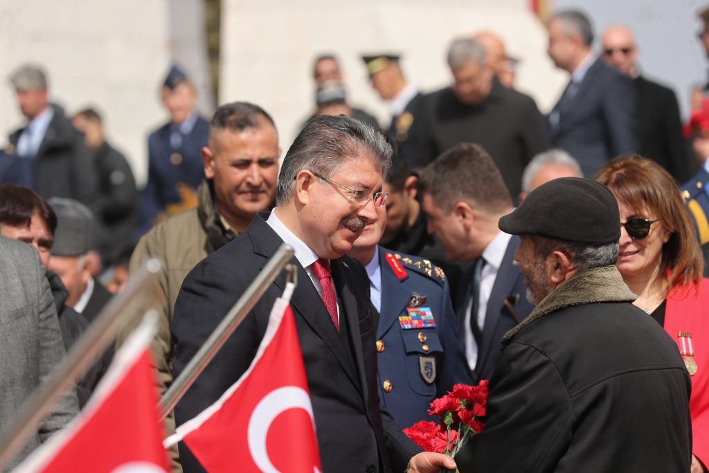Çanakkale Zaferi’nin yıl dönümünde şehitliklerde tören düzenlendi
