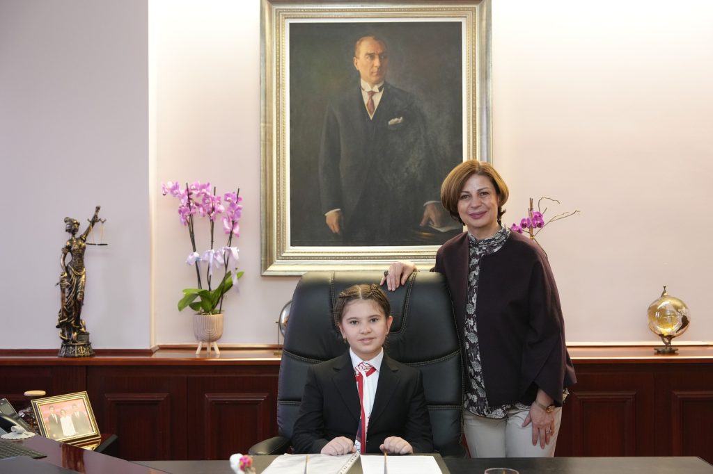 Başkan Ünlüce, koltuğunu Ece’ye devretti