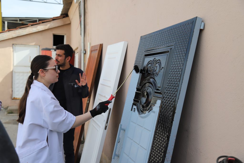 Kadınlar alçı ve boyalarla üretecek