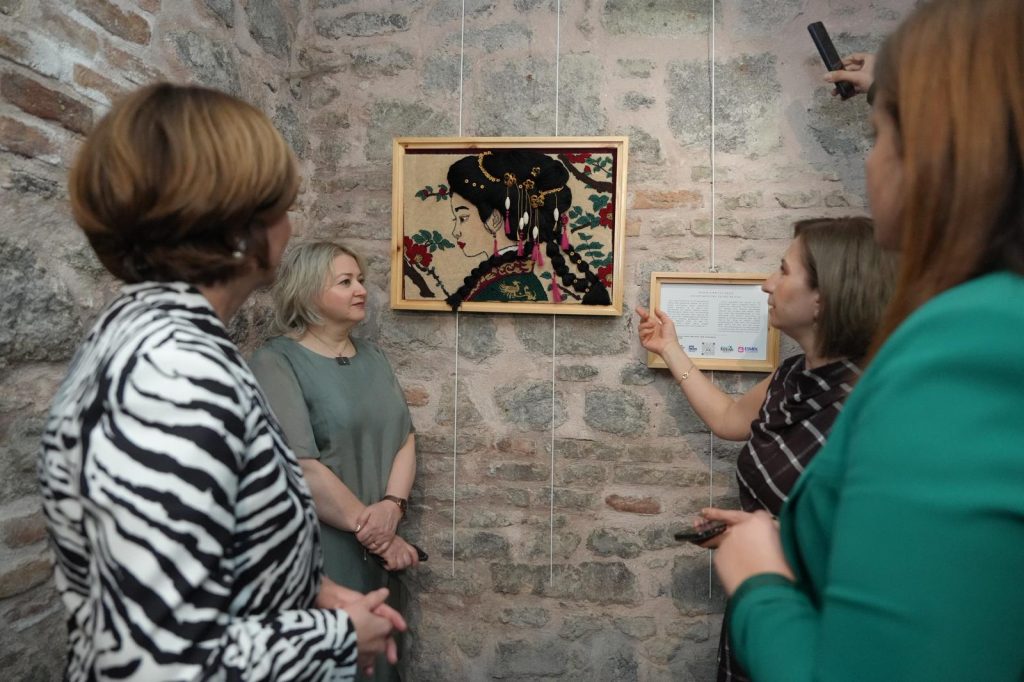 ‘Efsanelerle İpek’ sergisi Afyonkarahisar’da kapılarını araladı