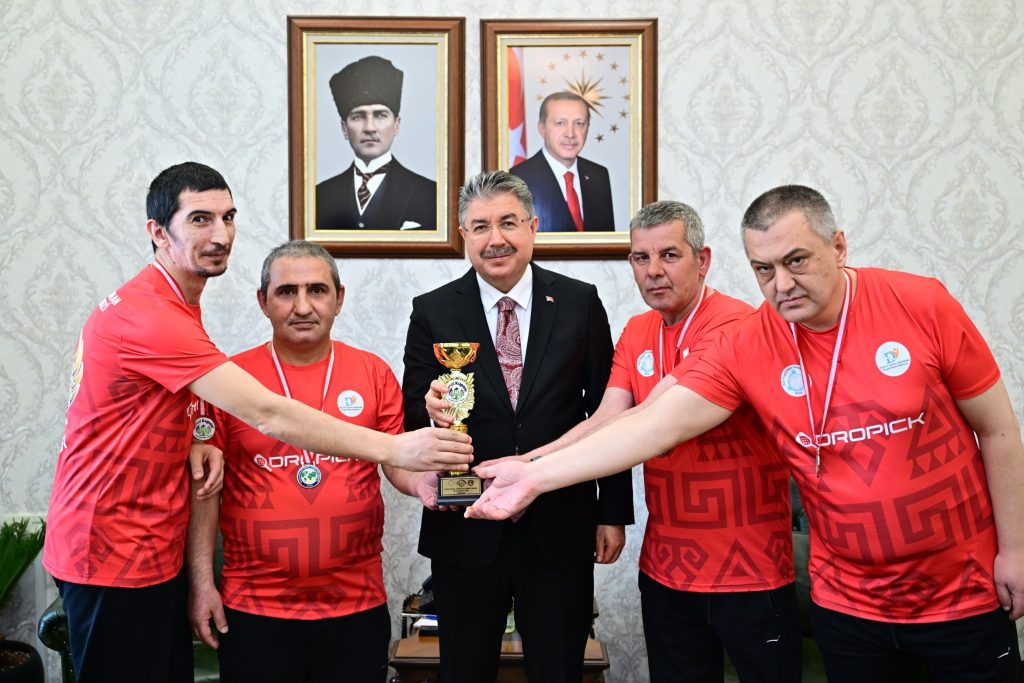 Pick Pong sporcuları şampiyonluk sevinciyle Vali Yılmaz’a ziyaret etti