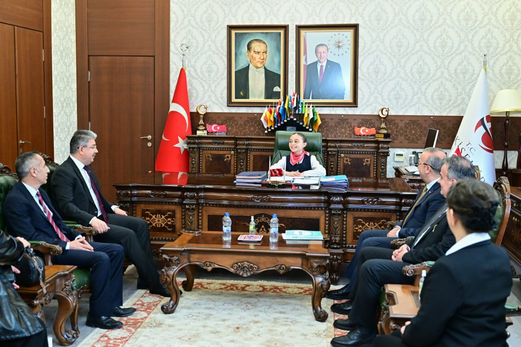 Vali Yılmaz, koltuğunu Buğlem Berra’ya devretti