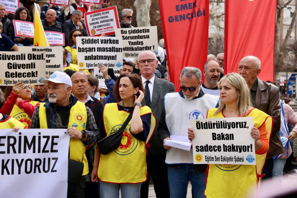 Başkan Kurt, eğitimcilerin nöbetine destek verdi