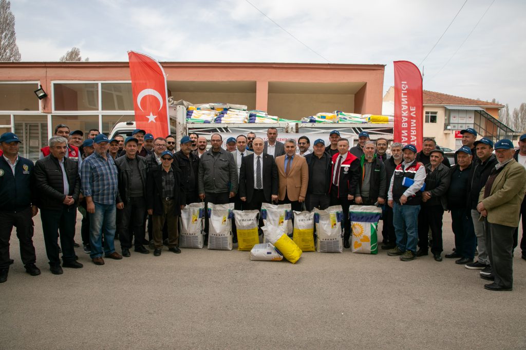 Odunpazarı ve Tepebaşı üreticilerine 1690 kilo ayçiçek tohumu dağıtıldı