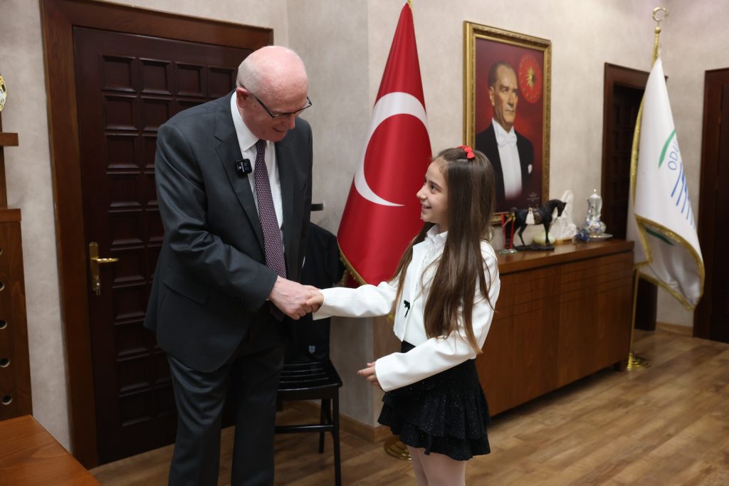 Başkanlık makamı minik Melis’e emanet