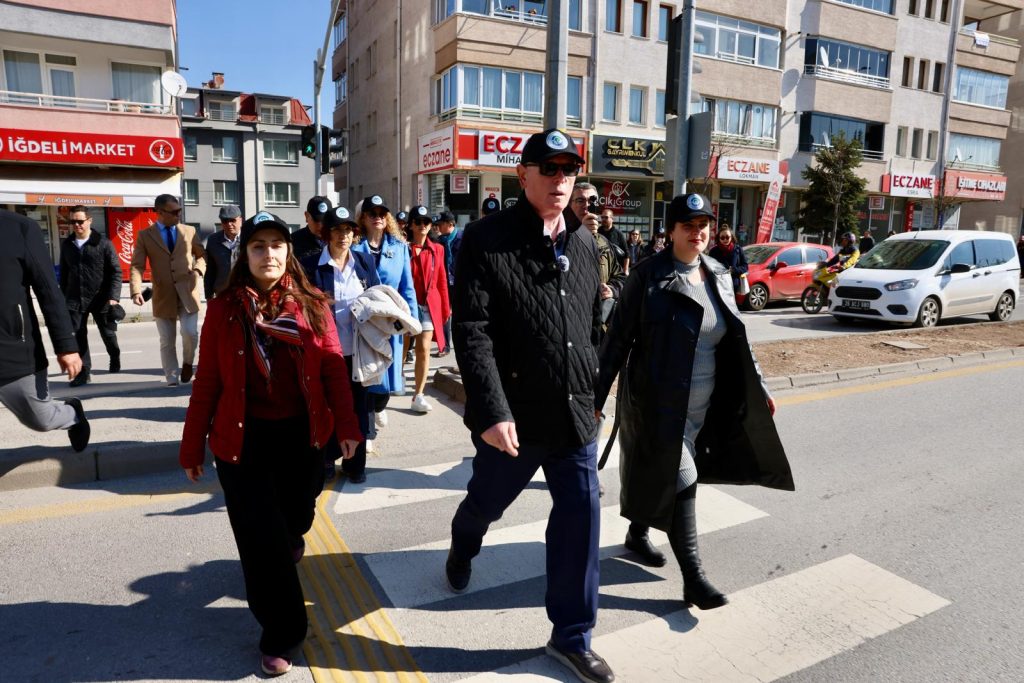 Başkan Kurt, Dünya İşe Yürüme Günü’nde Kentpark’ta yürüdü