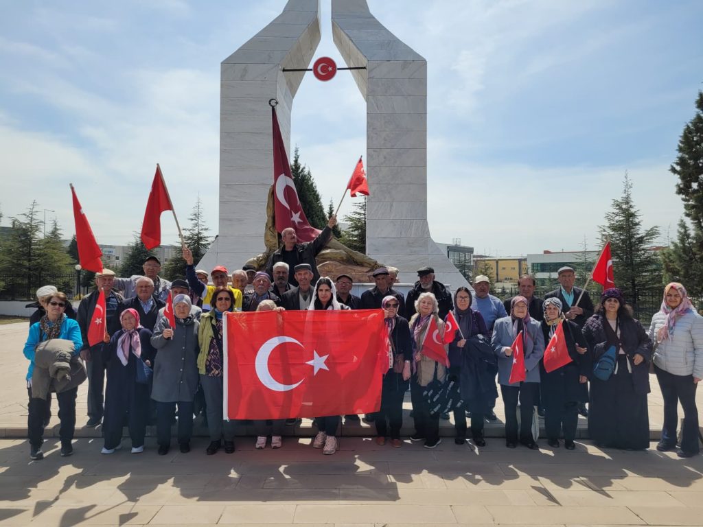 Koca çınarlar şehitlikleri ziyaret etti