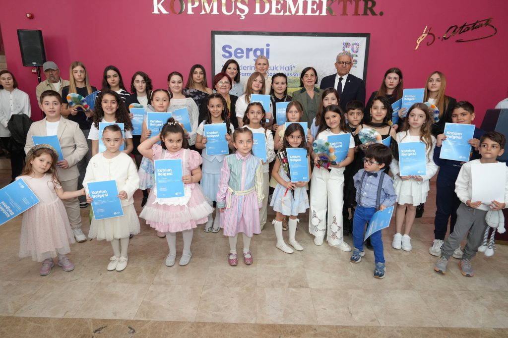 Çocukların renkli sergisi sanatseverlerle buluştu