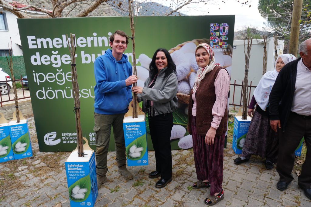 Sarıcakaya’da 600 dut fidanı dağıtıldı