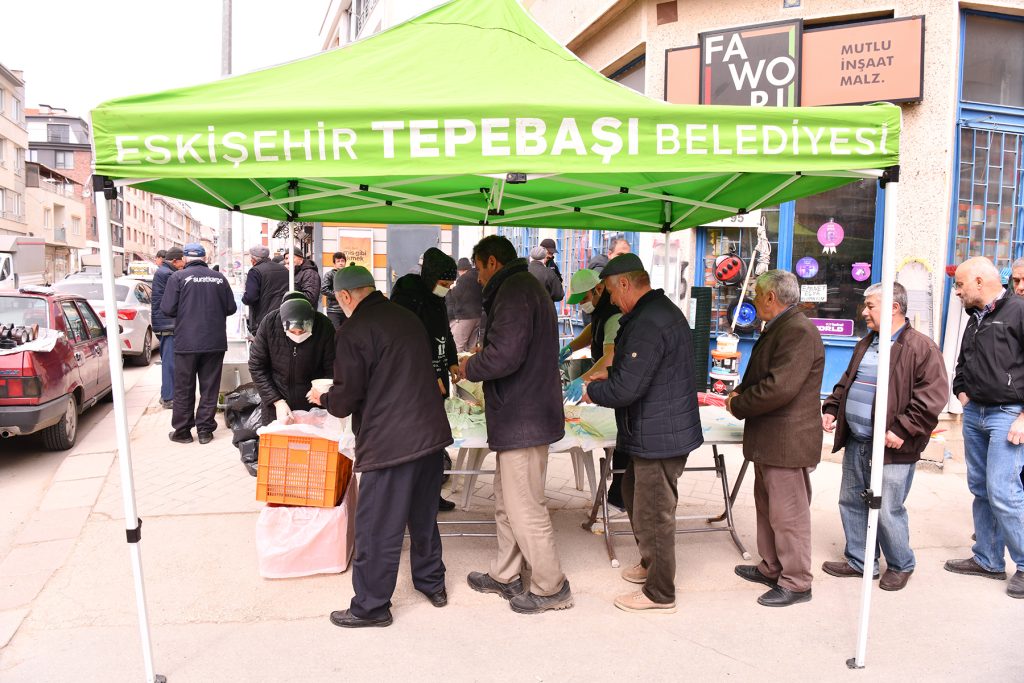 Şehitlerimiz anısında cuma sonrası çorba ikram edildi