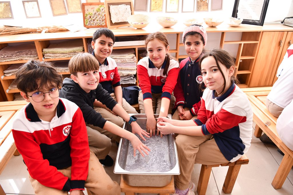 Kağıt Geri Dönüşüm Atölyesi öğrencileri ağırlamayı sürdürüyor