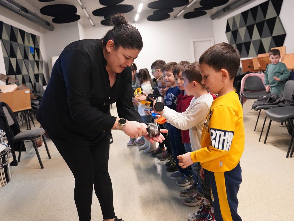 Müziği sevdiren merkezde enstrümanları tanıyorlar