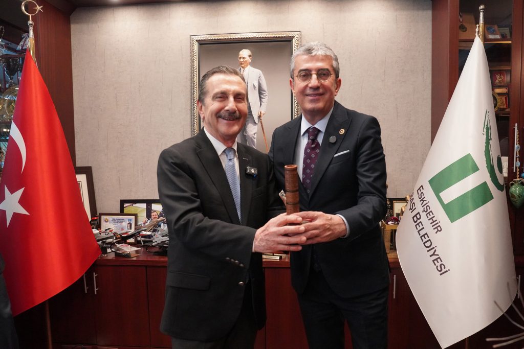 Günaydın: “Yeni moda kumpaslarla belediyeleri ele geçirmek”