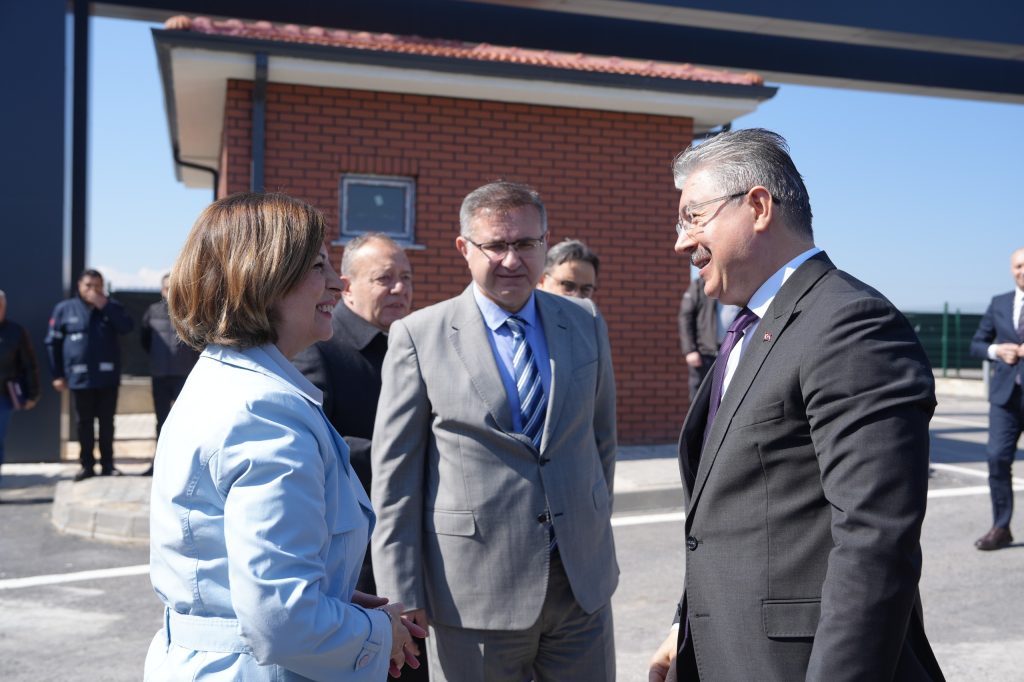 Vali Yılmaz ve Başkan Ünlüce’den Hayvan Bakımevi’ne ziyaret