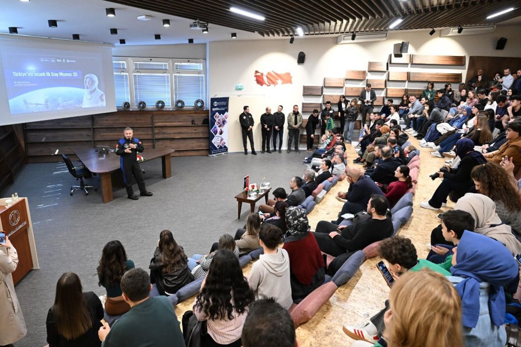 İlk Türk astronot Alper Gezeravcı öğrencilerle bir araya geldi