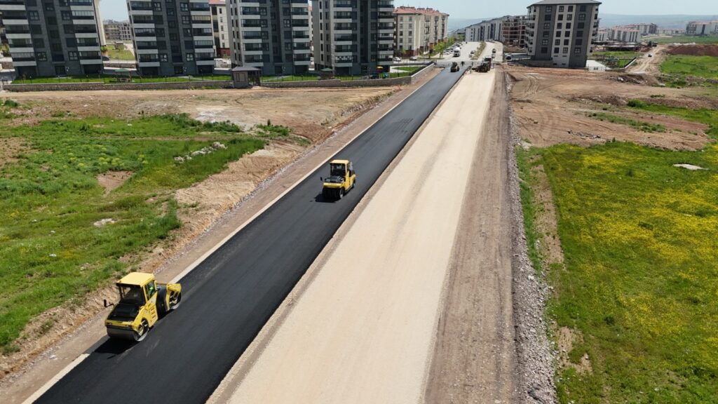 Yaşar Kemal Bulvarı’nda sezonun ilk asfalt serimi gerçekleşti