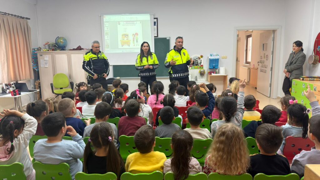 Minikler trafik kurallarını öğrendi