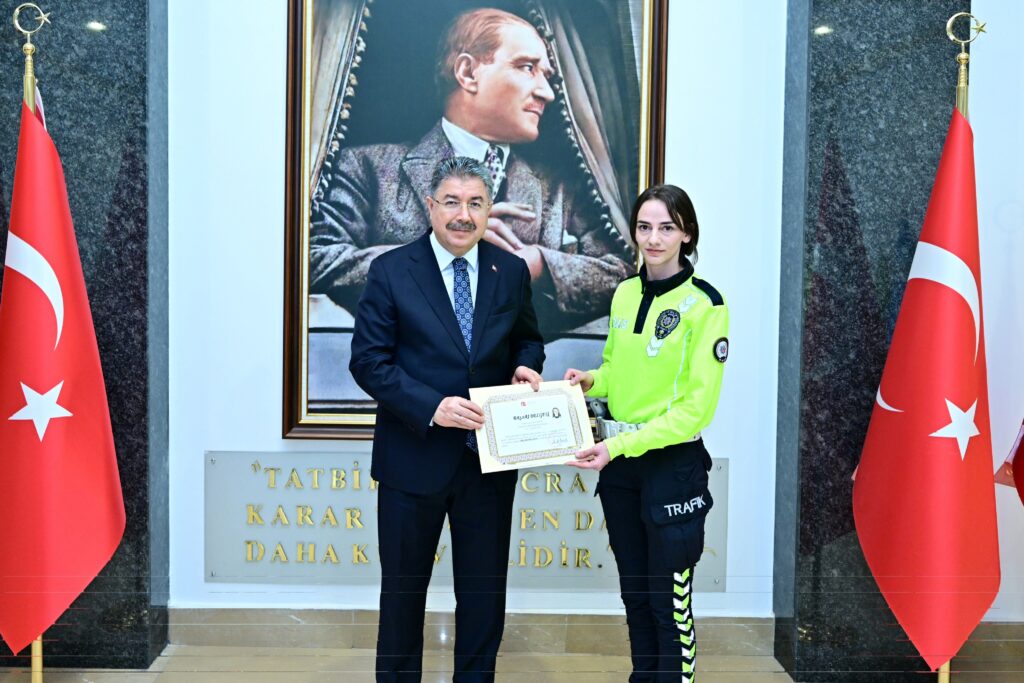 Başarılı trafik personellerine belgeleri takdim edildi