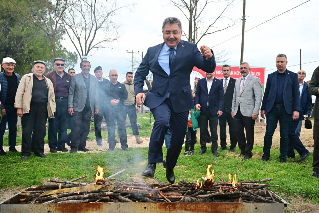 Vali Yılmaz, Hıdırellez ateşinin üstünden atladı