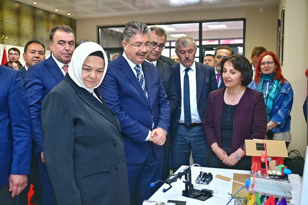 Vali Yılmaz, Doktor Mustafa Çamkoru Ortaokulu’nu hizmete açtı
