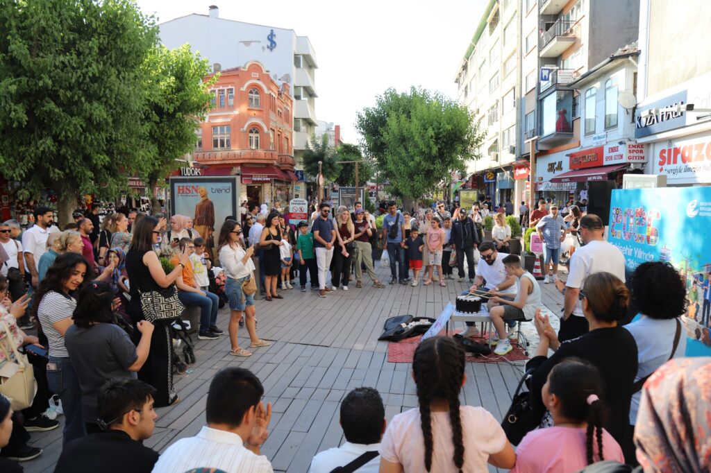‘Sokakta Müzik Var’ anlamlı ritim gösterisine sahne oldu