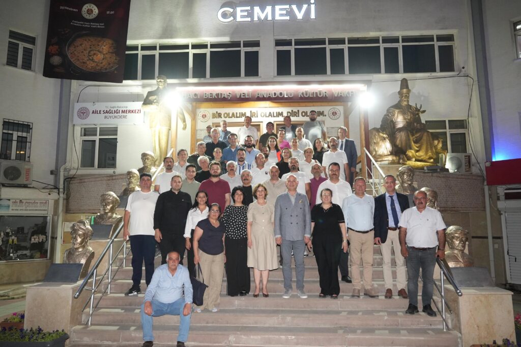 Ayşe Ünlüce, Cemevinde Muharrem iftarına eşlik etti