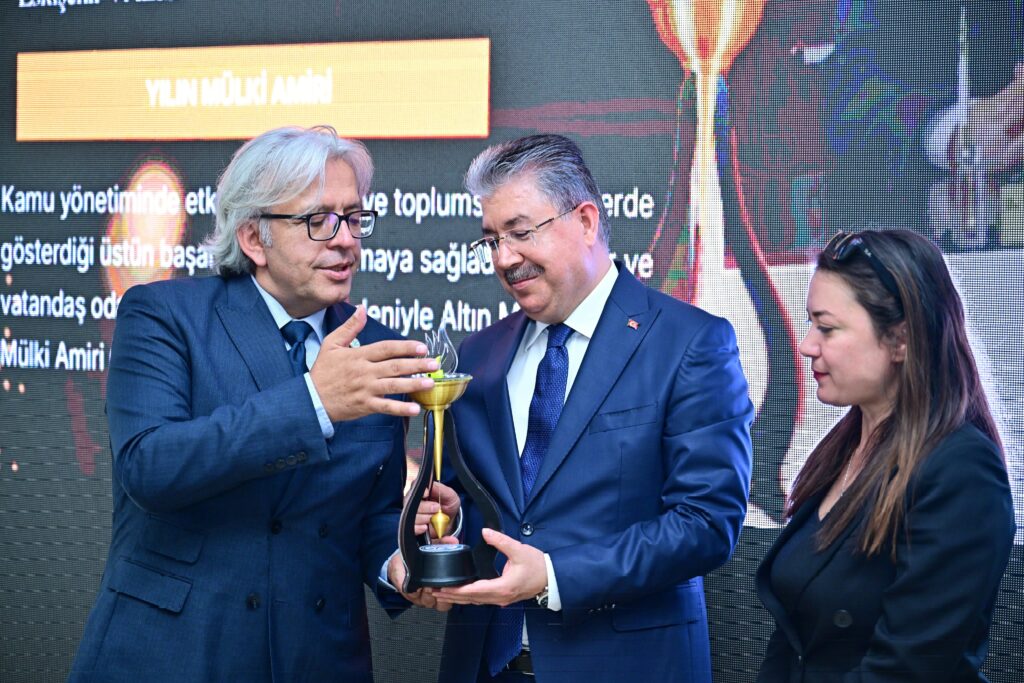 EYUDER, Vali Yılmaz’ı Yılın Mülki İdare Amiri ile ödüllendirdi