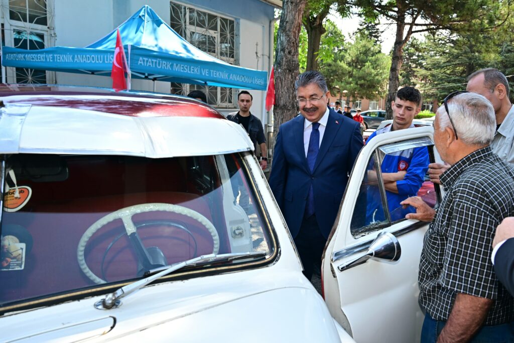 Lise öğrencilerince düzenlenen Otomotiv Fuarı açıldı