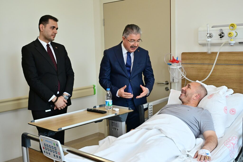 Vali Yılmaz’dan hastanede tedavisi süren Tuğgeneral Erhan Demir’e ziyaret