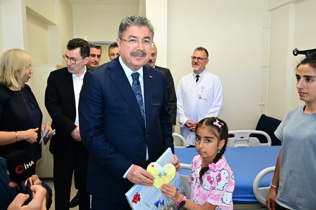 Vali Yılmaz, tedavi gören öğrencilerin karne sevincine ortak oldu