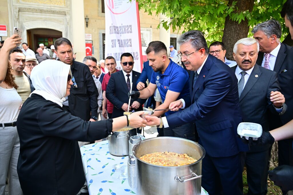 Vali Yılmaz, vatandaşlara aşure dağıttı